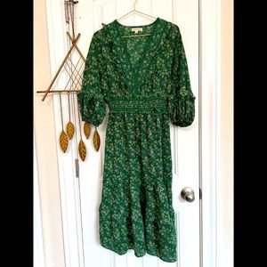 Bohemian mid-length dress with bubble sleeves.